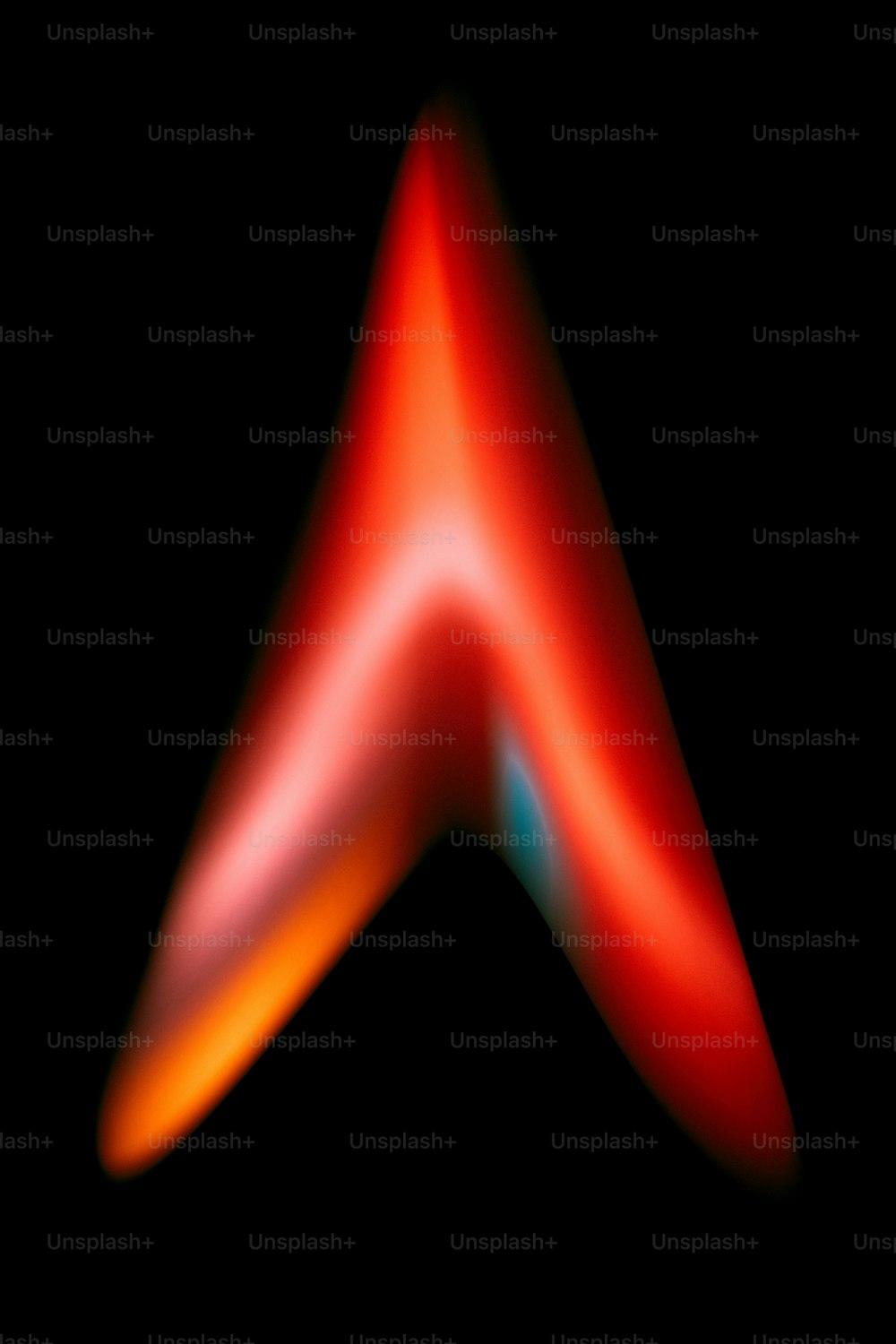 Ein verschwommenes Bild eines roten Dreiecks auf schwarzem Hintergrund