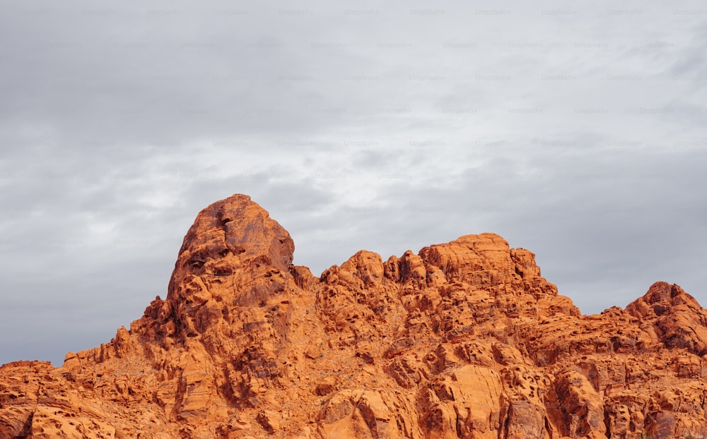 Una montaña muy alta con un cielo al fondo