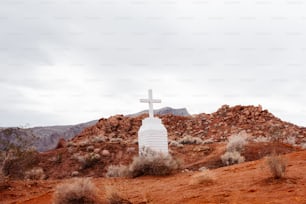 砂漠の丘の上にある十字架