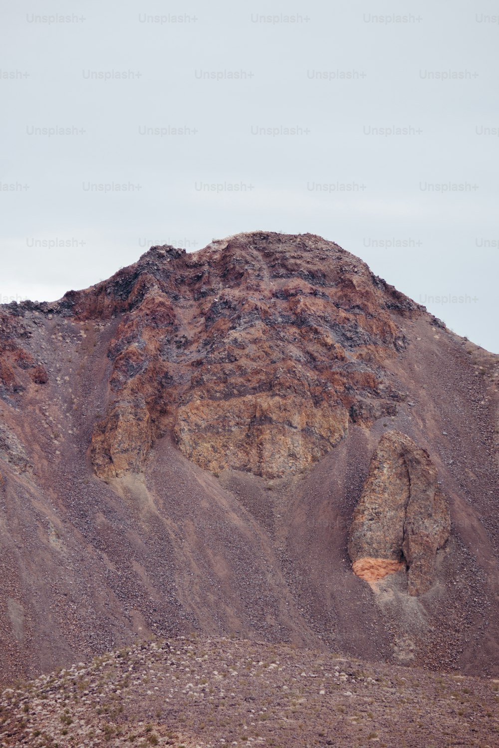 非常に高い岩肌を持つ大きな山