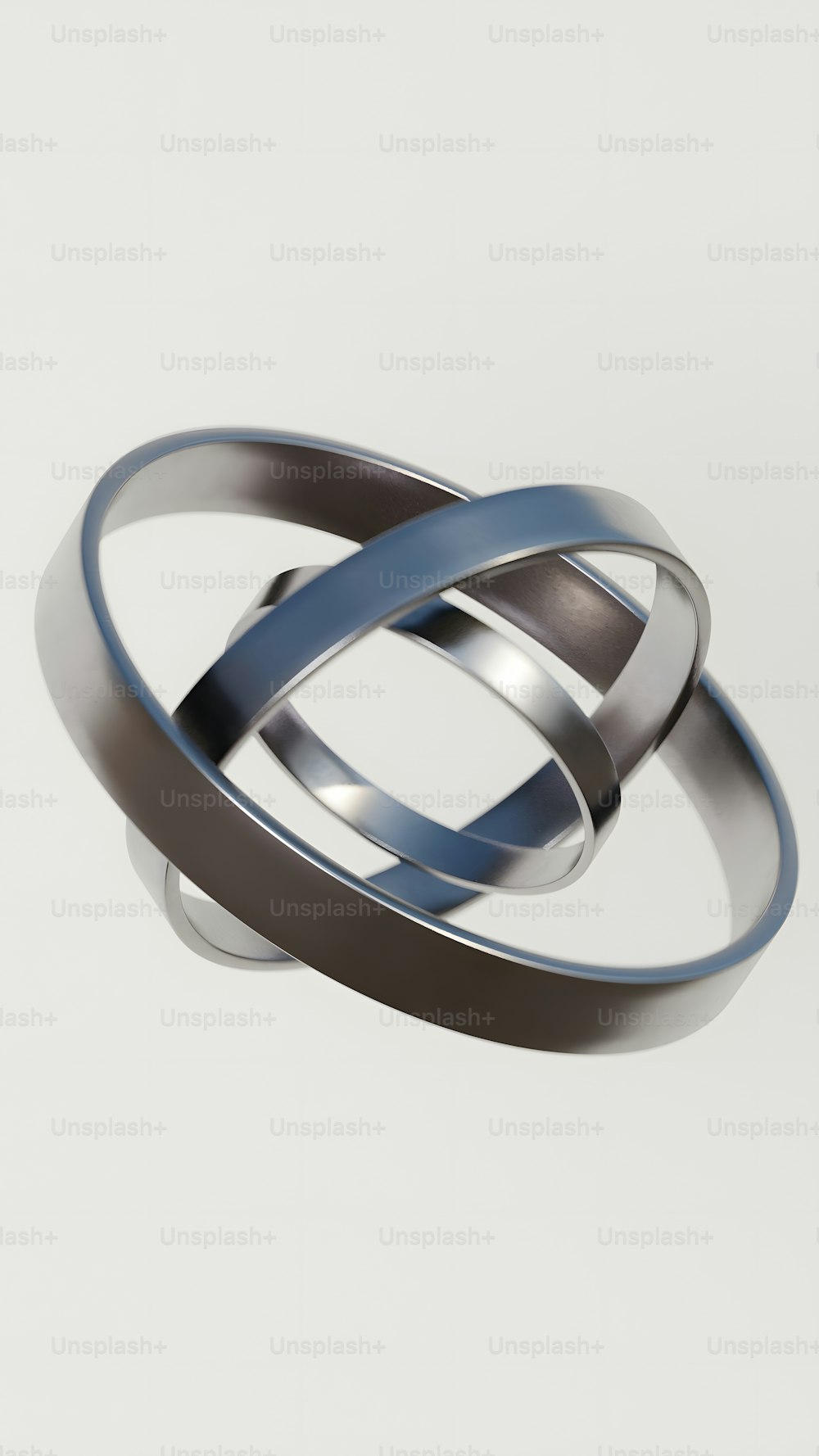un anillo plateado y azul sobre fondo blanco