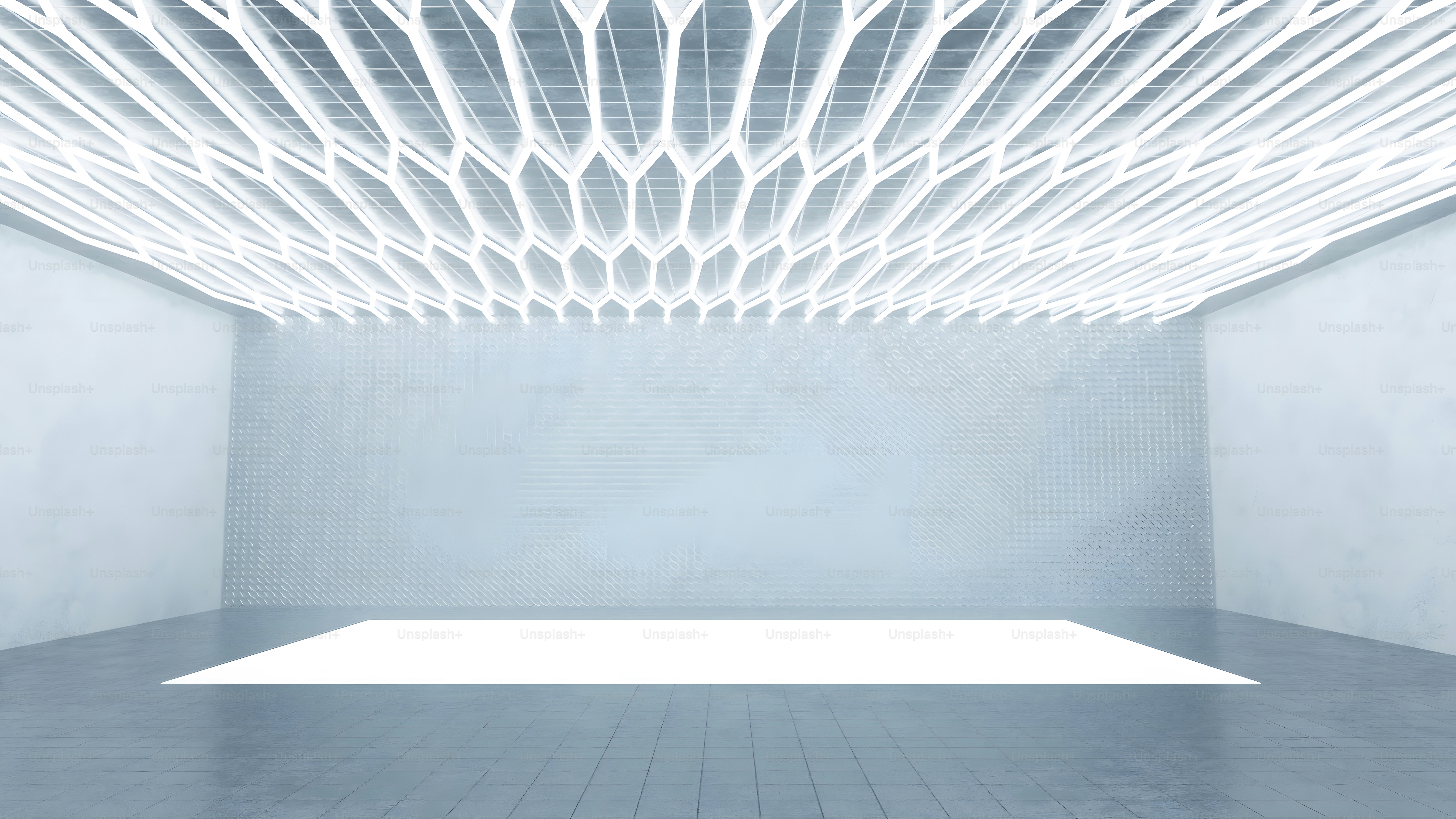 une chambre avec un plafond blanc et un sol blanc