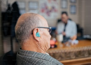 um homem com um par de fones de ouvido em suas orelhas