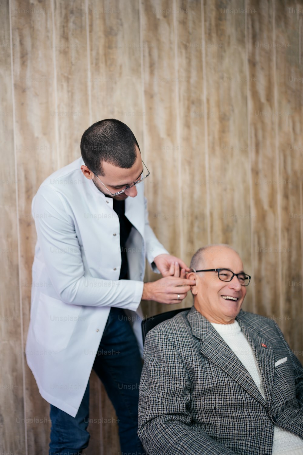 Ein Mann lässt sich von einem Friseur die Haare schneiden