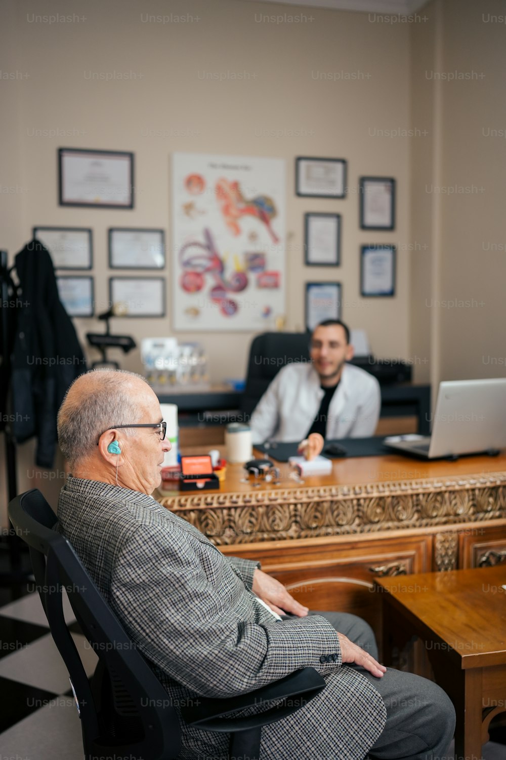 Un homme assis à un bureau devant un ordinateur portable