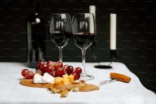 um par de copos de vinho e queijo em uma mesa