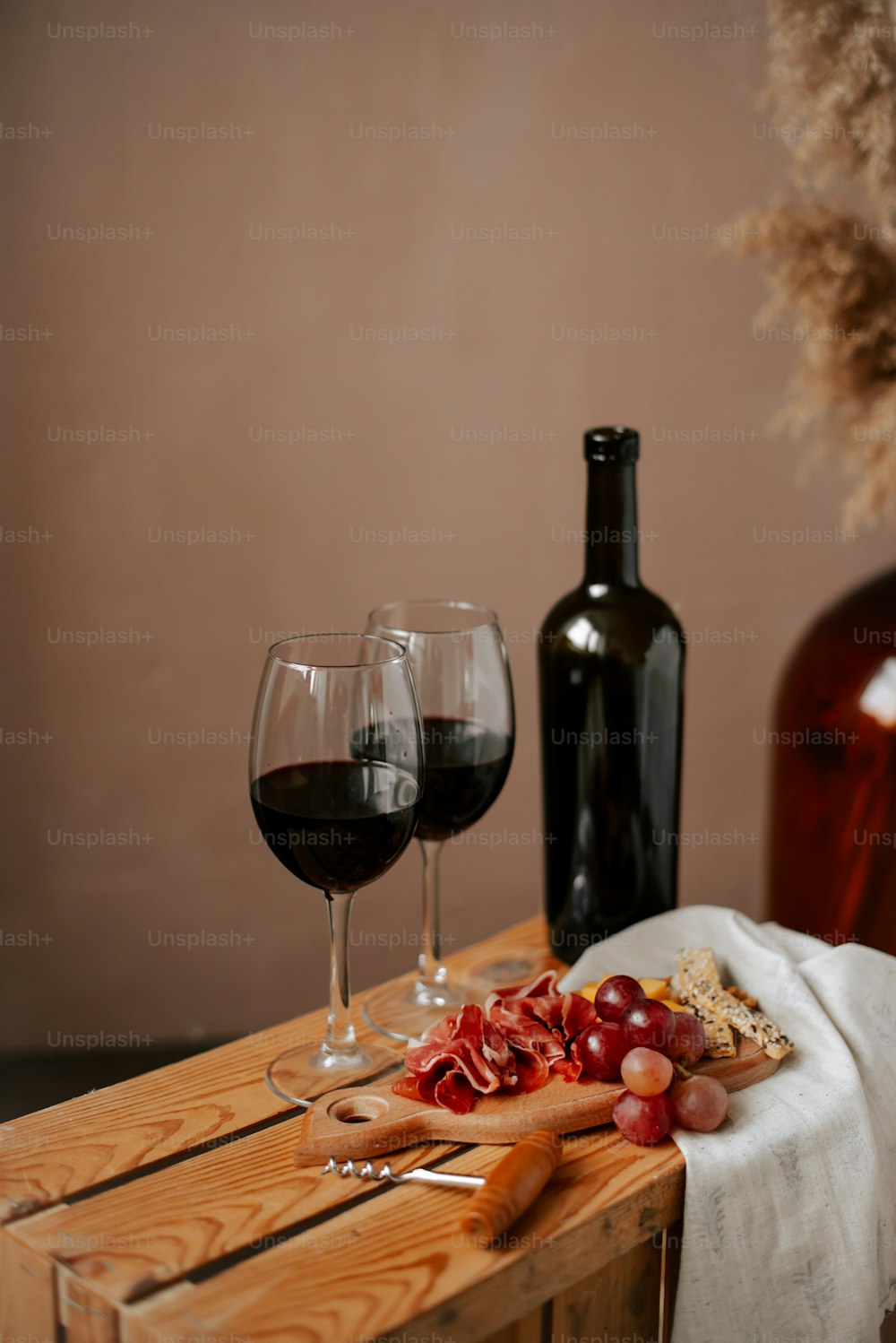 un tavolo di legno sormontato da due bicchieri di vino