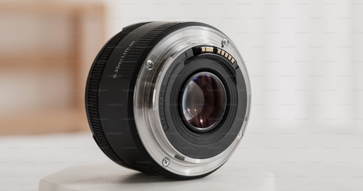 Un gros plan d’un objectif de caméra sur une table photo – Image de ...