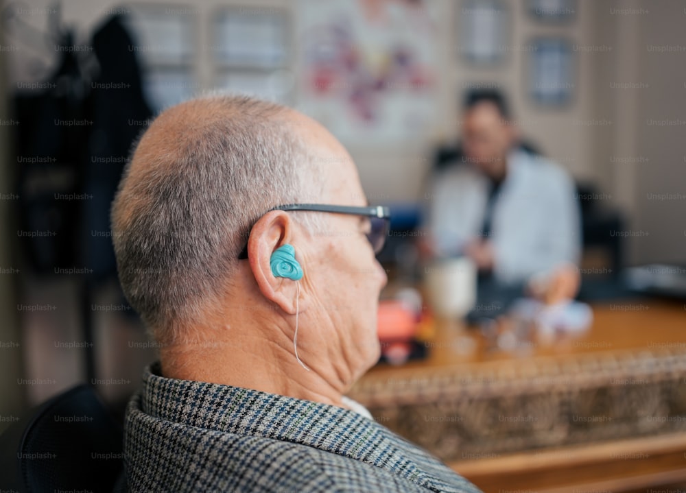 Ein Mann mit einem Paar Ohrstöpsel an den Ohren