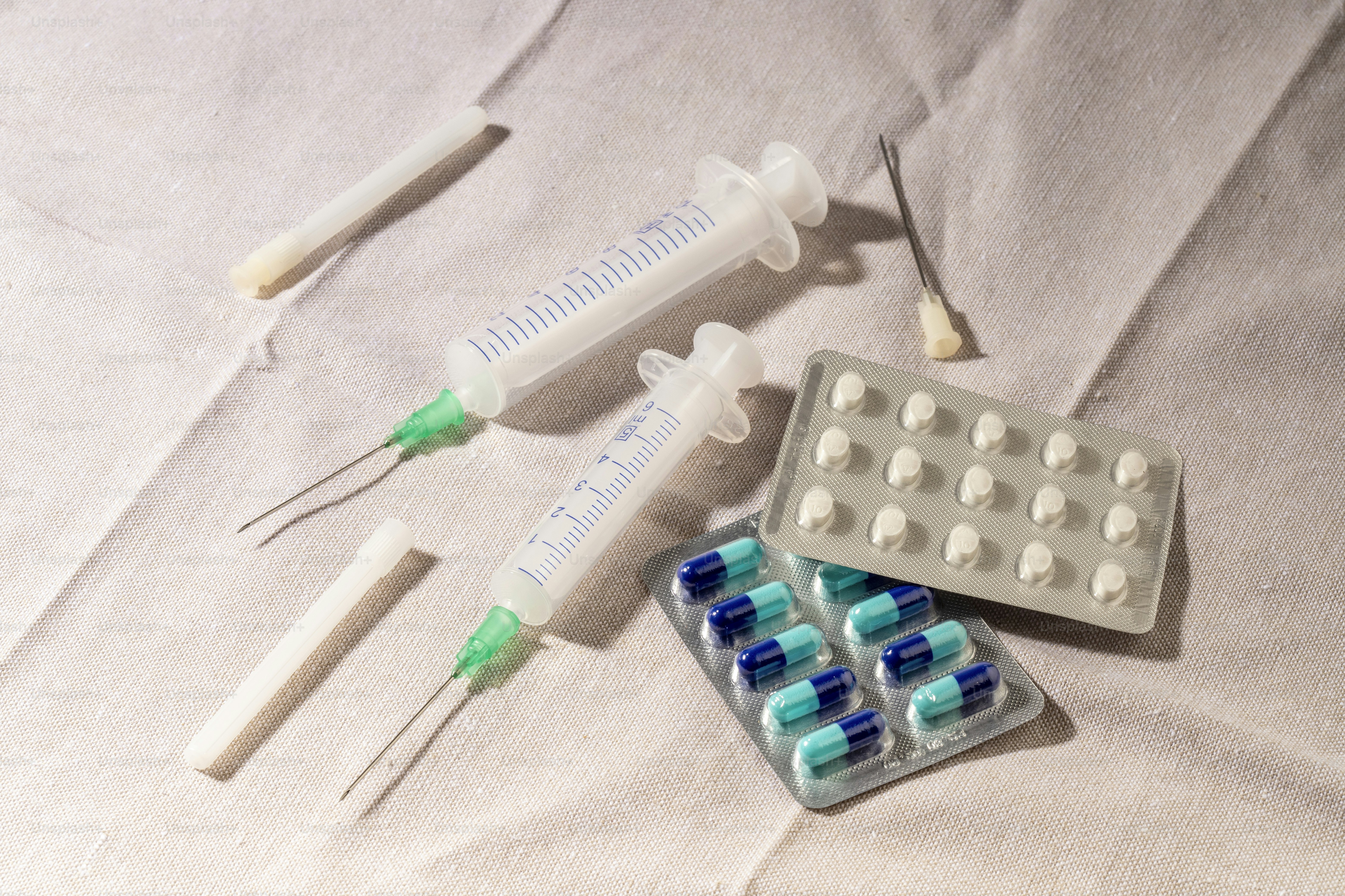 un gruppo di forniture mediche sedute sopra un letto