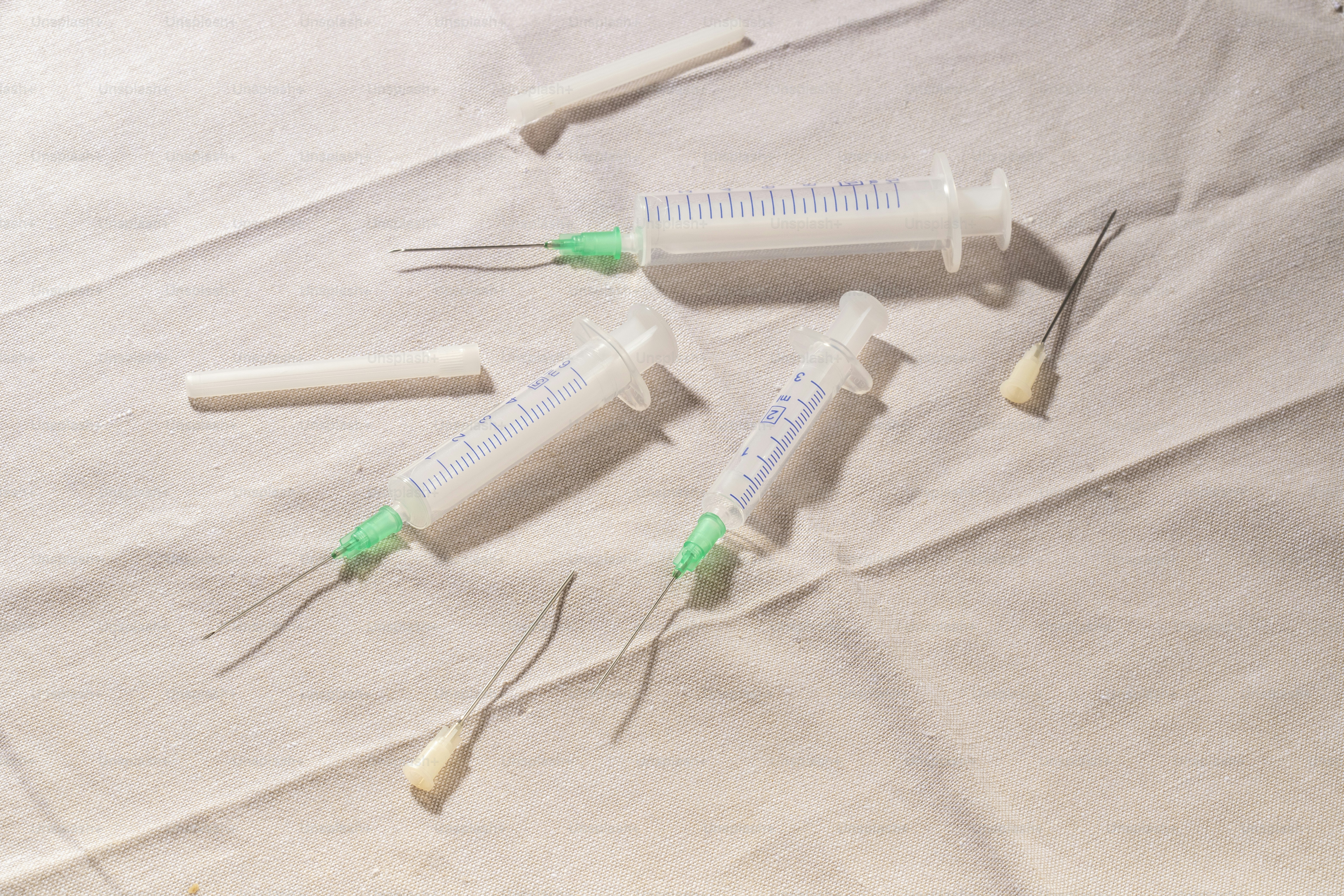 un gruppo di strumenti medici seduti sopra un tavolo