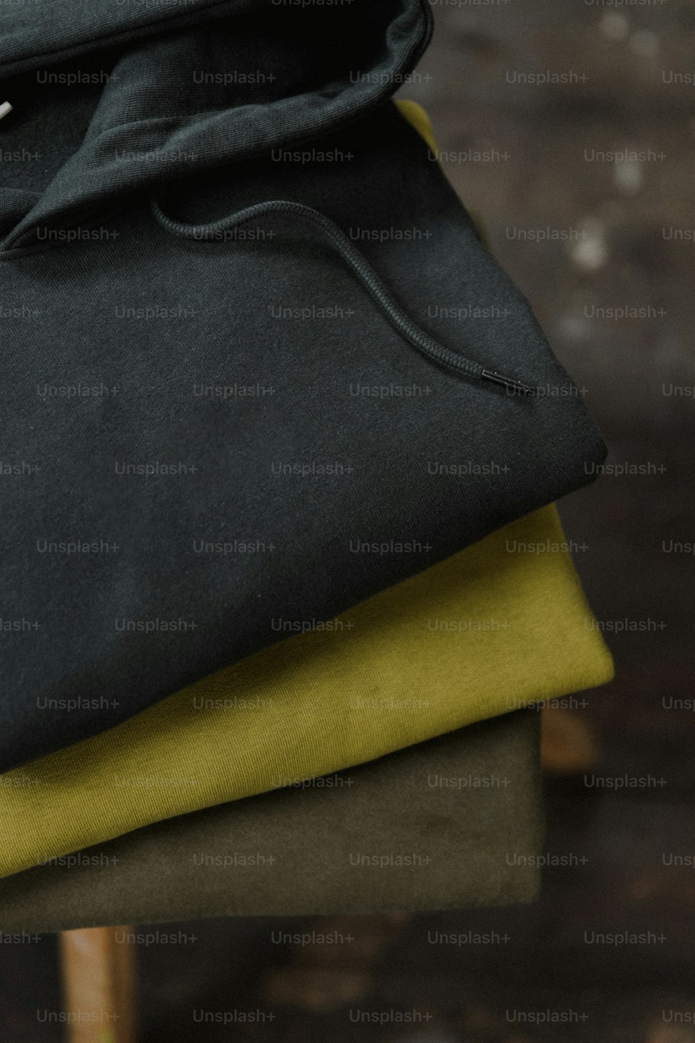 Una pila de telas negras y amarillas sentadas una encima de la otra