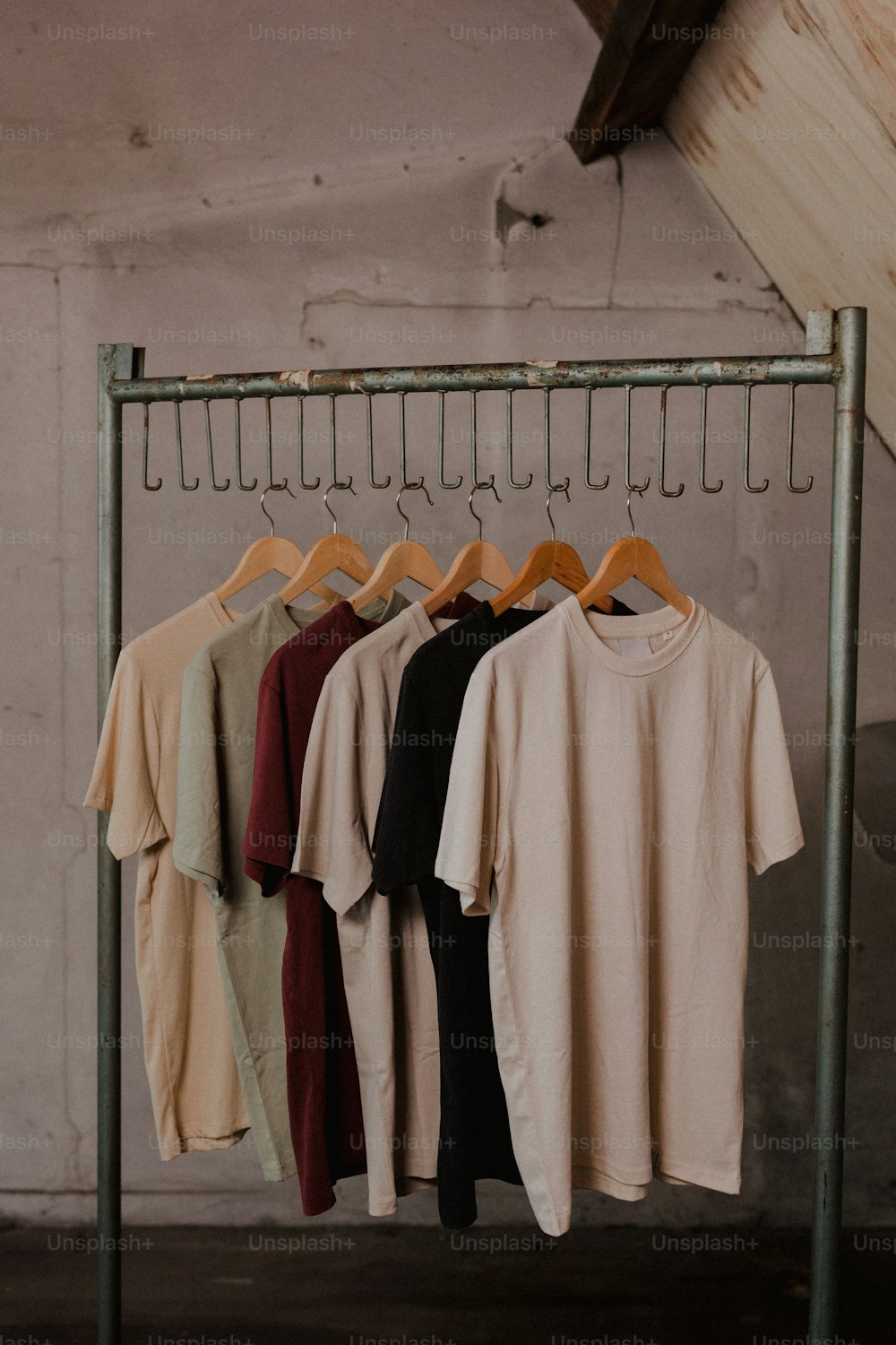 Un estante de camisetas - camisetas colgadas en un perchero