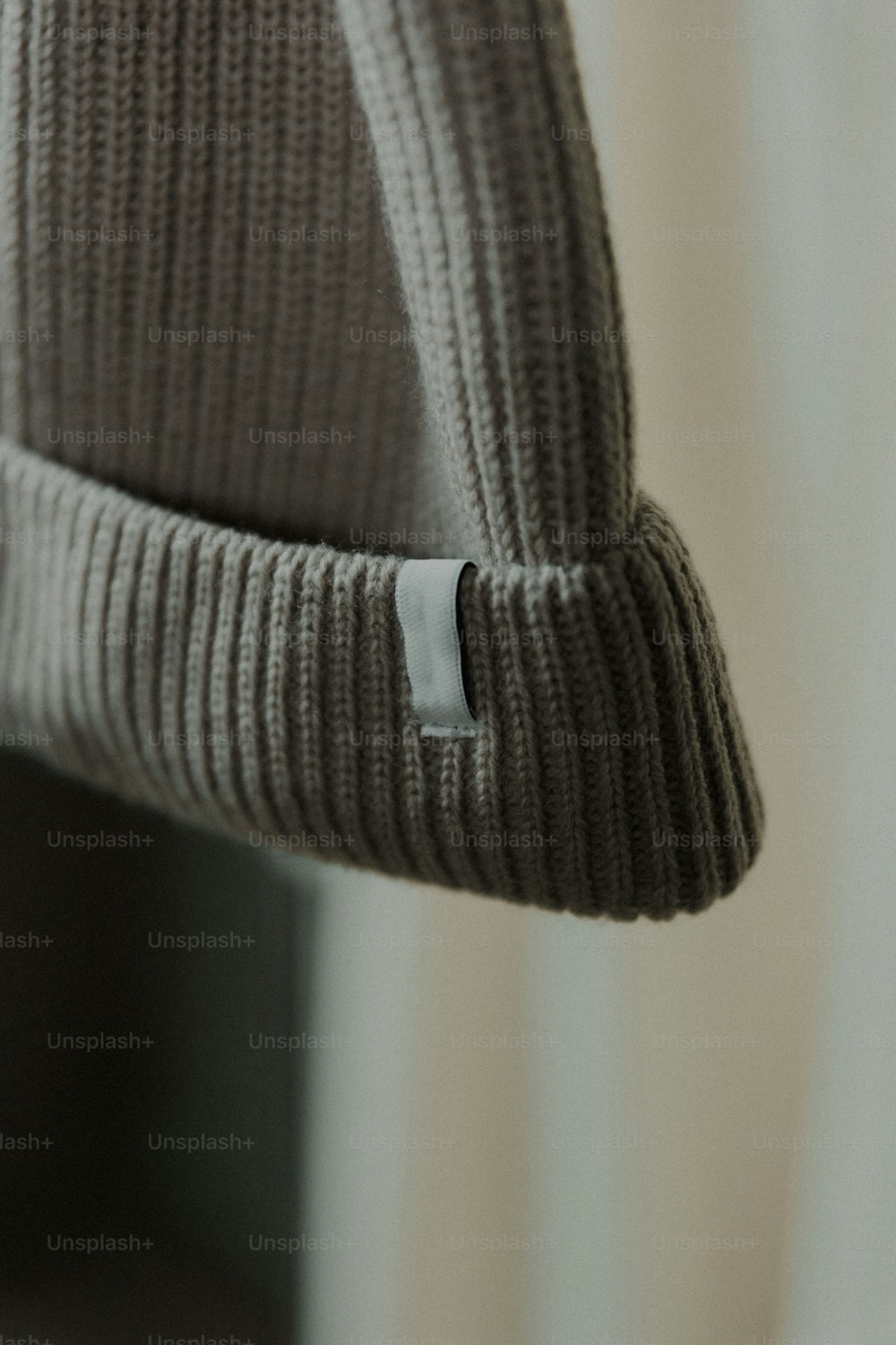 Un primer plano de un botón en un suéter