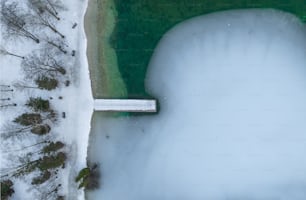 Vue aérienne d’un lac enneigé