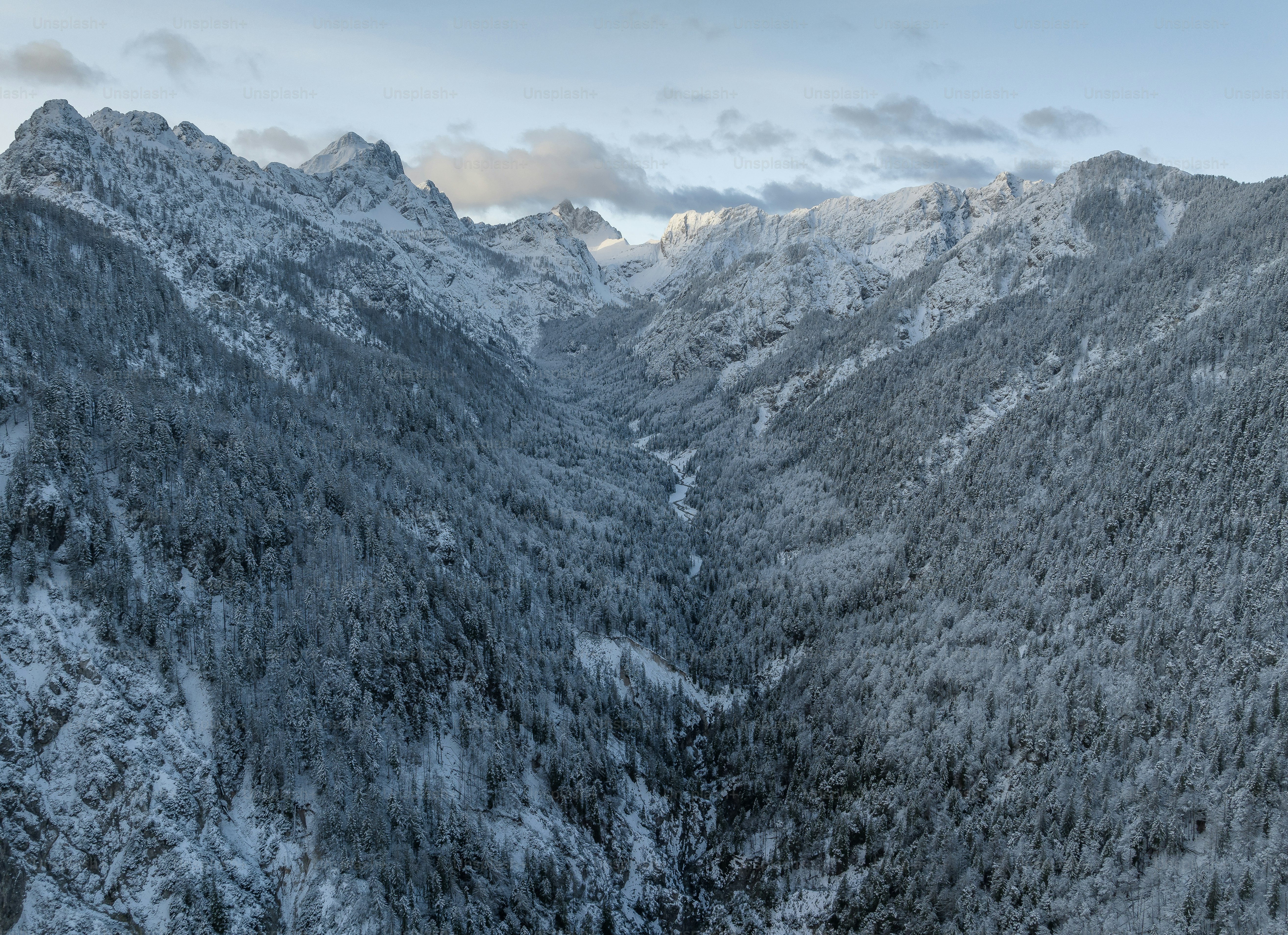 una vista di una catena montuosa coperta di neve