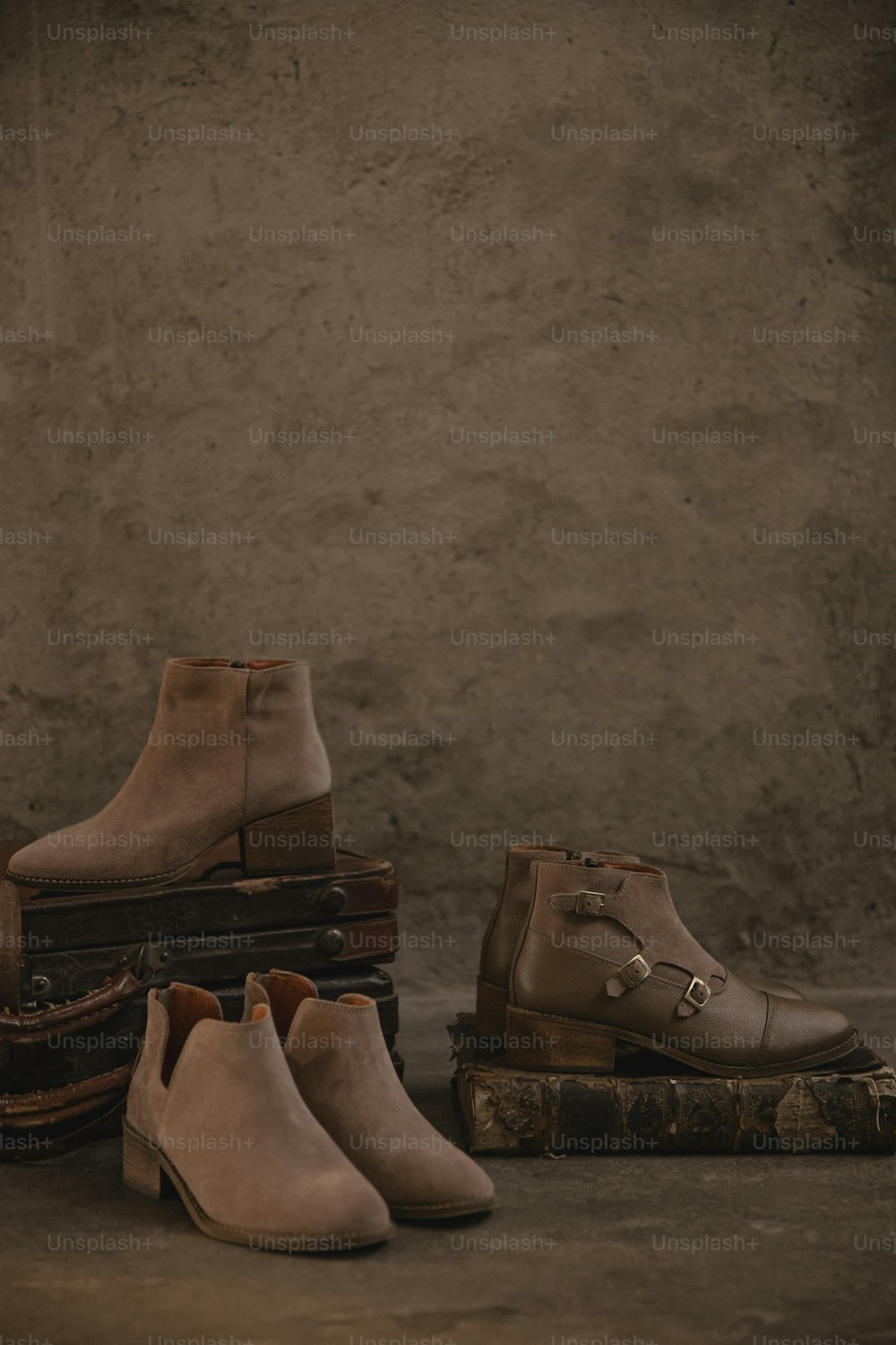 수하물 더미 위에 앉아있는 신발 그룹