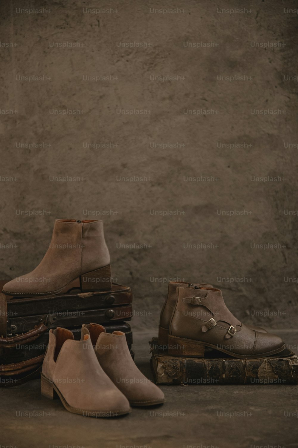 Eine Gruppe Schuhe sitzt auf einem Gepäckstapel
