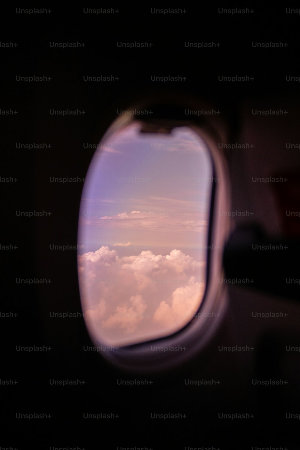 비행기 창문에서 구름의 전망