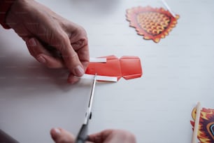 Una persona cortando un pedazo de papel con tijeras