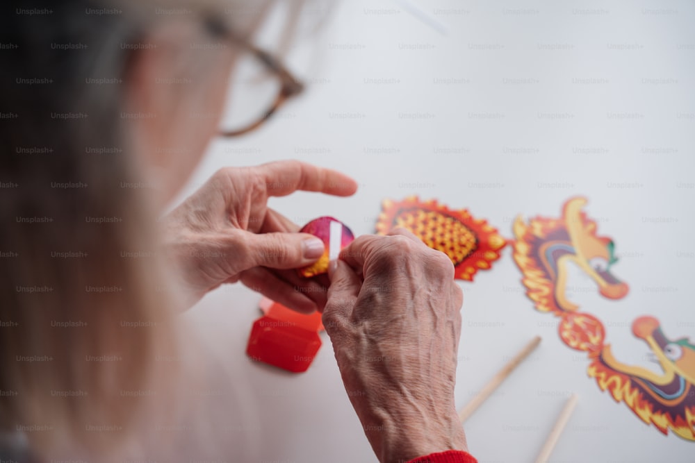Una donna sta dipingendo un drago su un muro