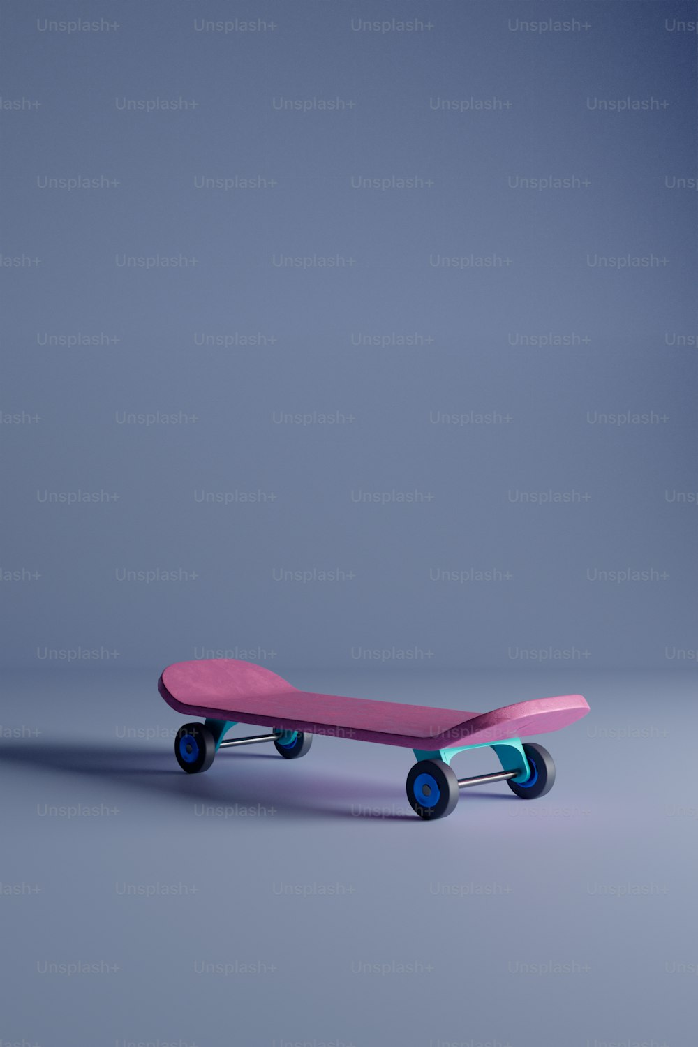 Un monopatín rosa con ruedas azules sobre fondo gris