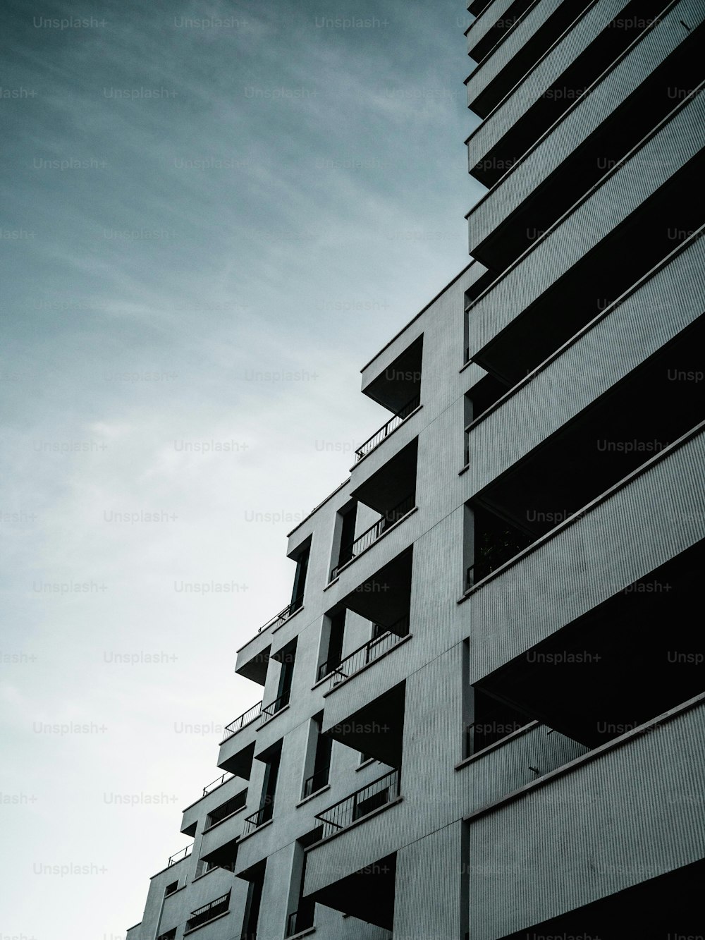 Un edificio alto con balcones y balcones en él