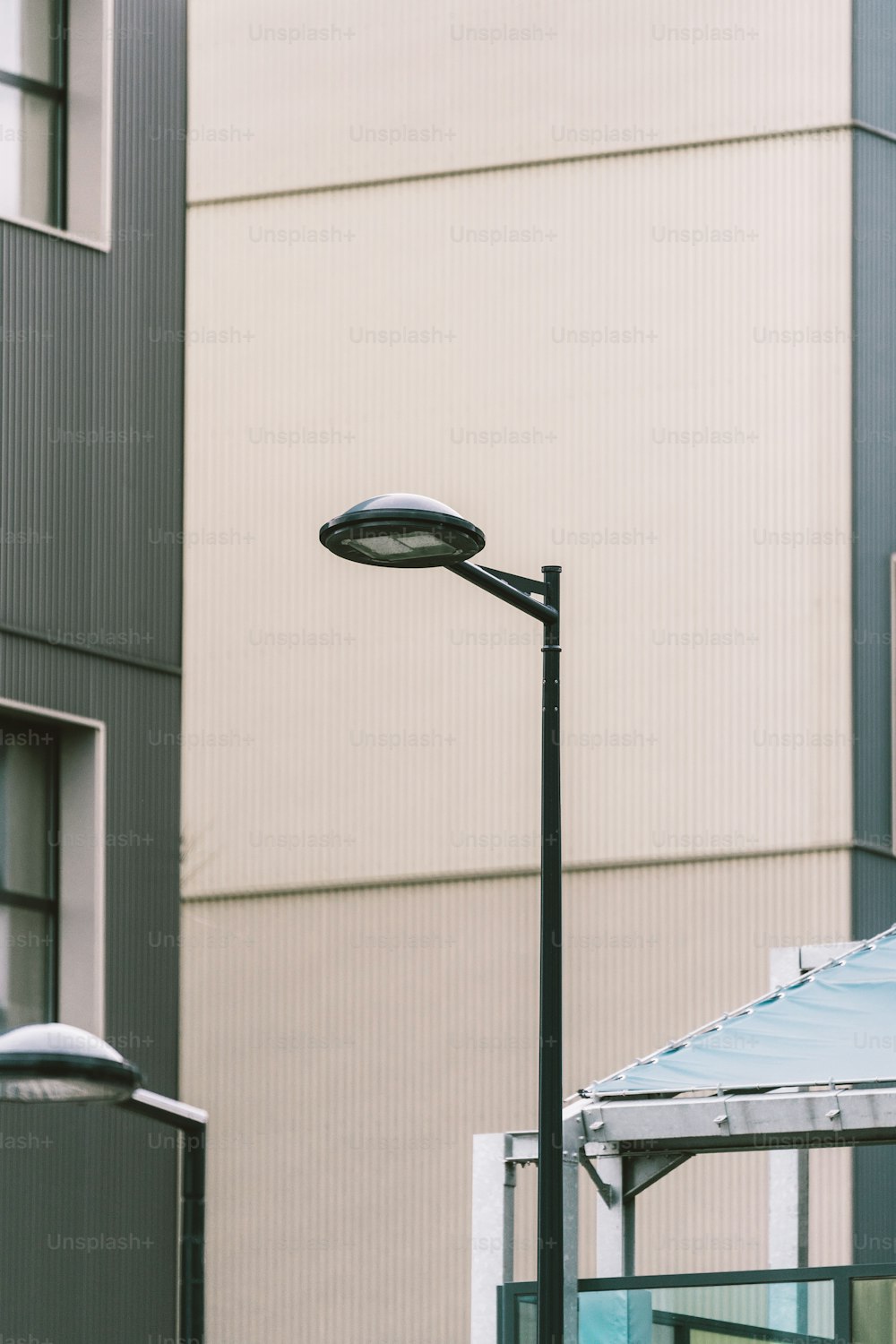 uma luz de rua em frente a um edifício