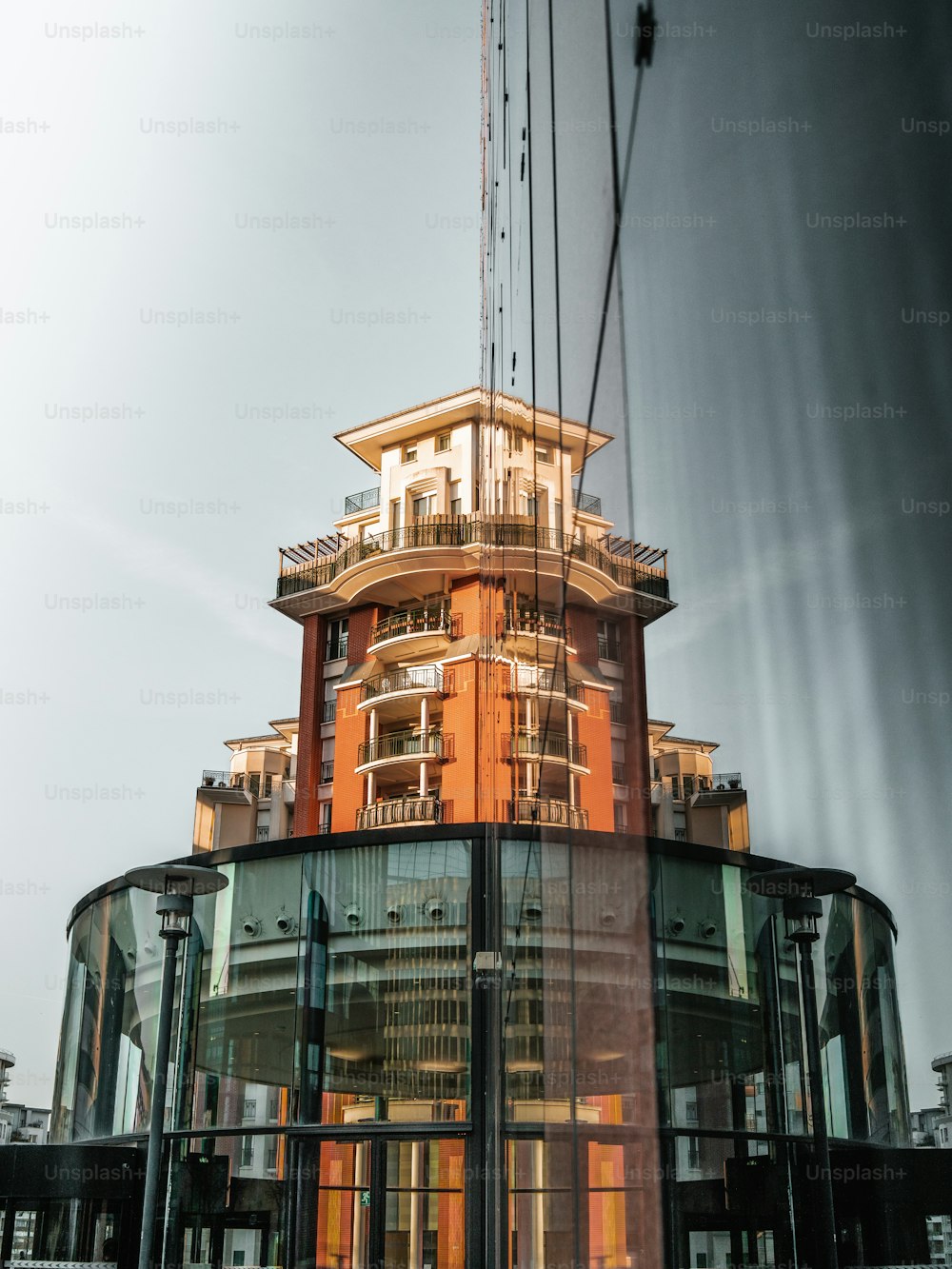 Un edificio alto con muchas ventanas encima