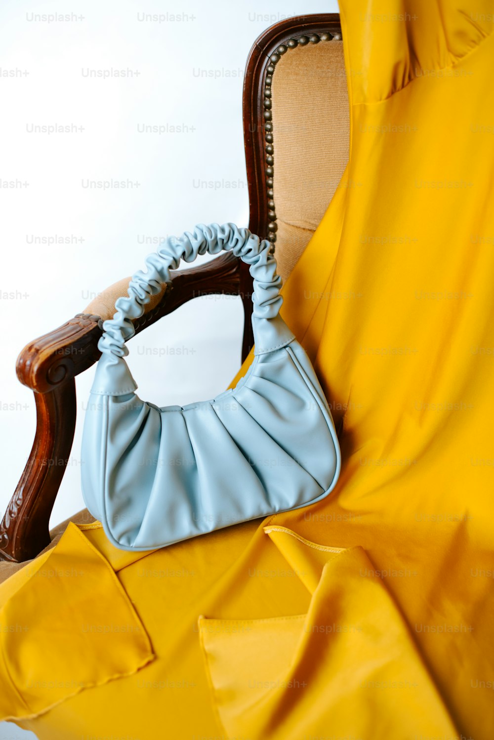 una borsa blu seduta sopra una sedia di legno