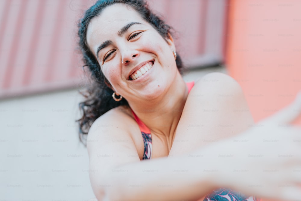 Una donna sorride mentre posa per una foto