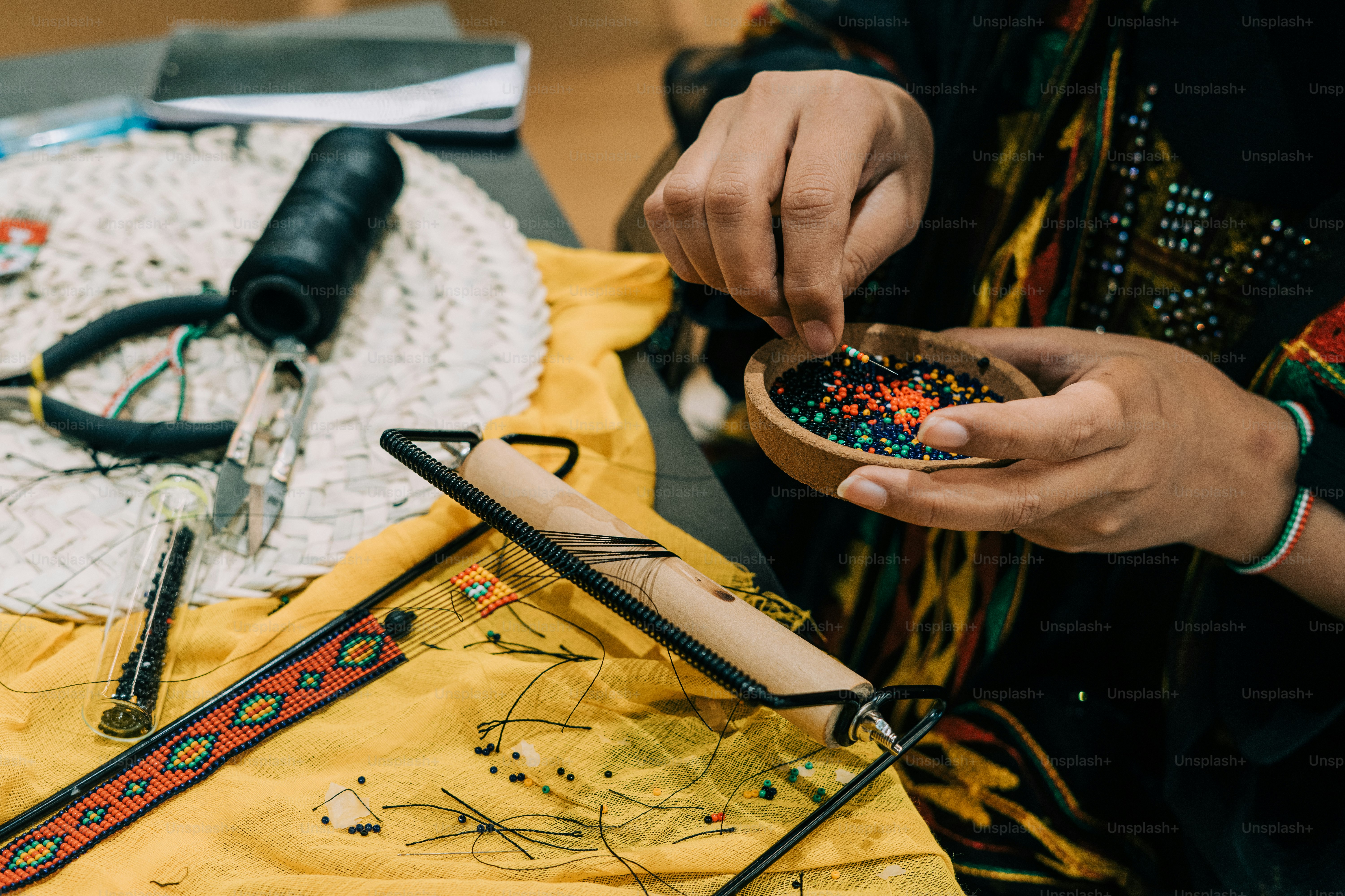 Une femme tient un bol en bois avec des paillettes dedans