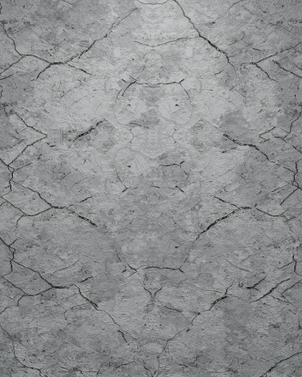 Un muro di cemento sgangherato con crepe e crepe