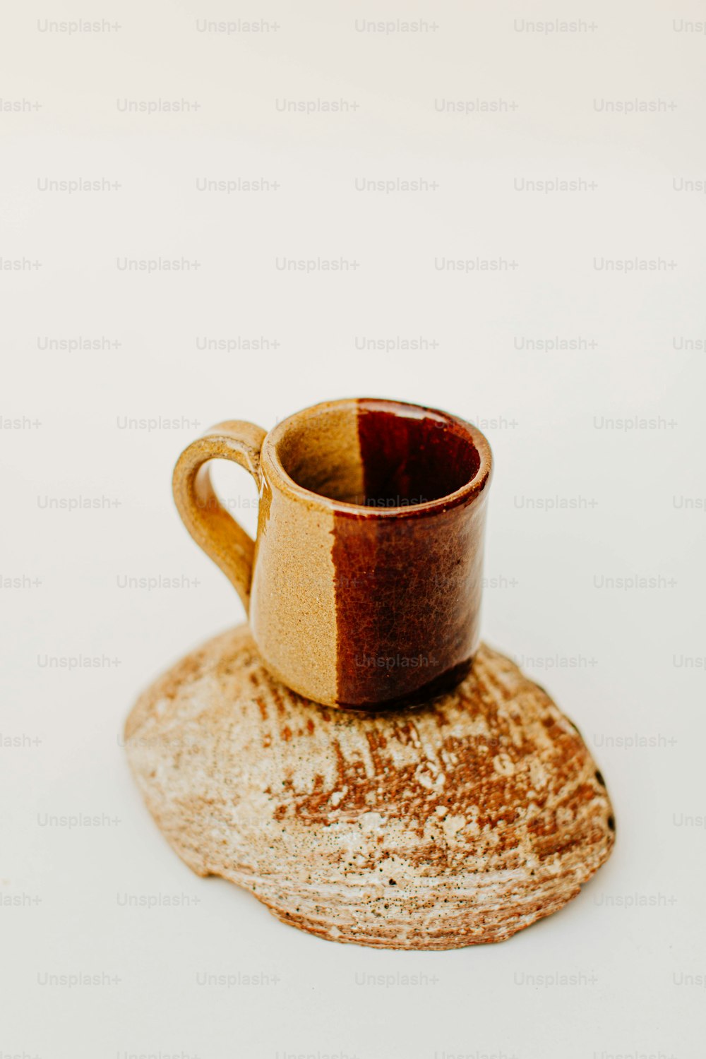 빵 조각 위에 앉아있는 컵