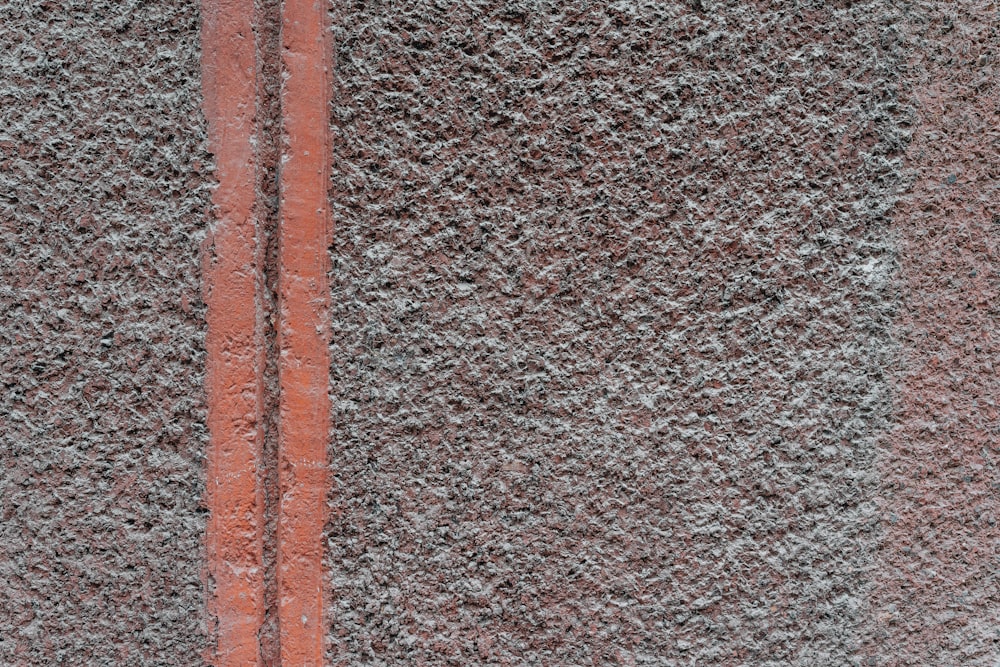 um close up de uma placa de rua em uma parede