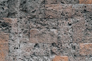 작은 구멍이있는 벽돌 벽의 클로즈업
