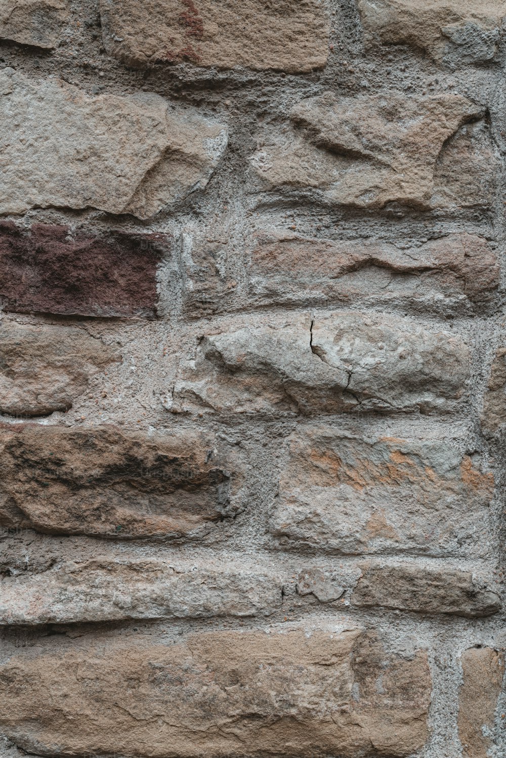 um close up de uma parede de tijolos com um relógio sobre ele