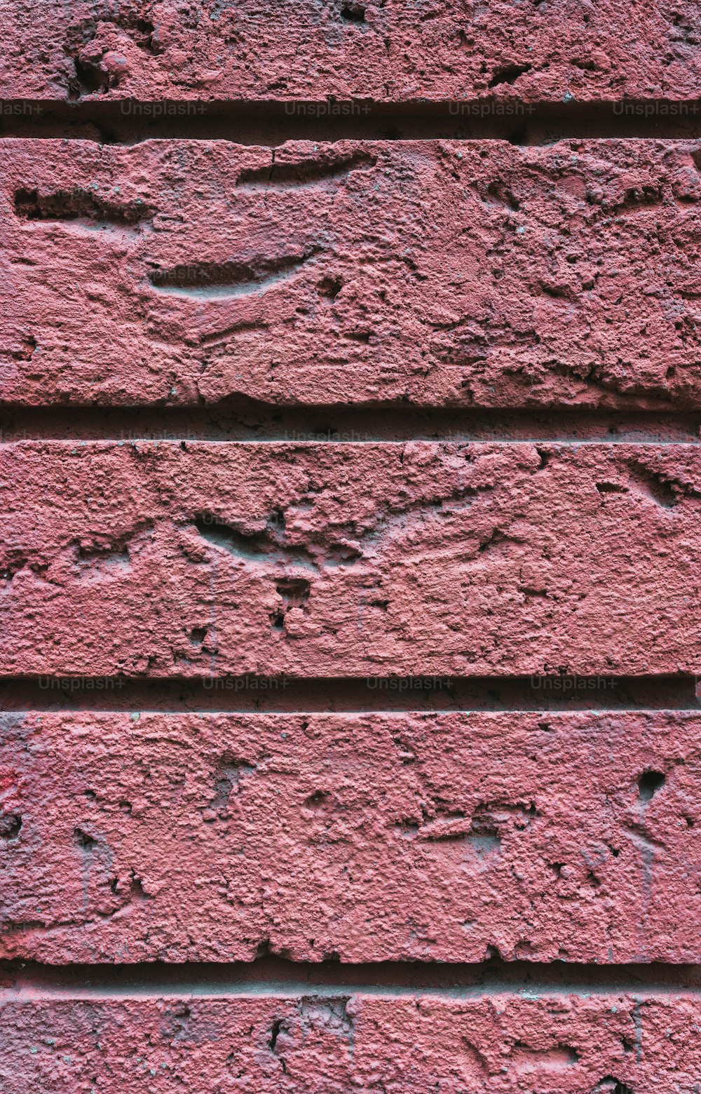 um close up de uma parede de tijolos vermelhos