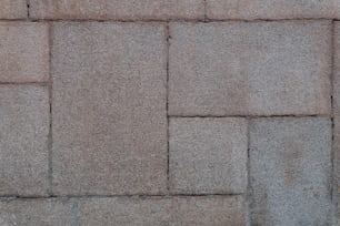 un gros plan d’un mur de briques avec une horloge dessus