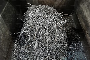 uma pilha de metal triturado em uma lixeira