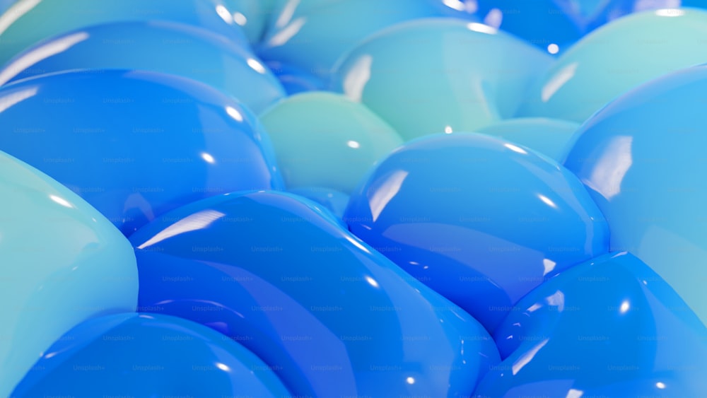 Un montón de globos azules y verdes en una pila