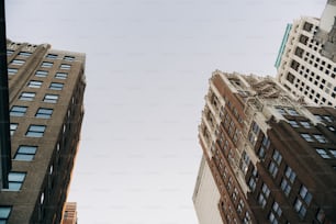 olhando para cima em edifícios altos em uma cidade
