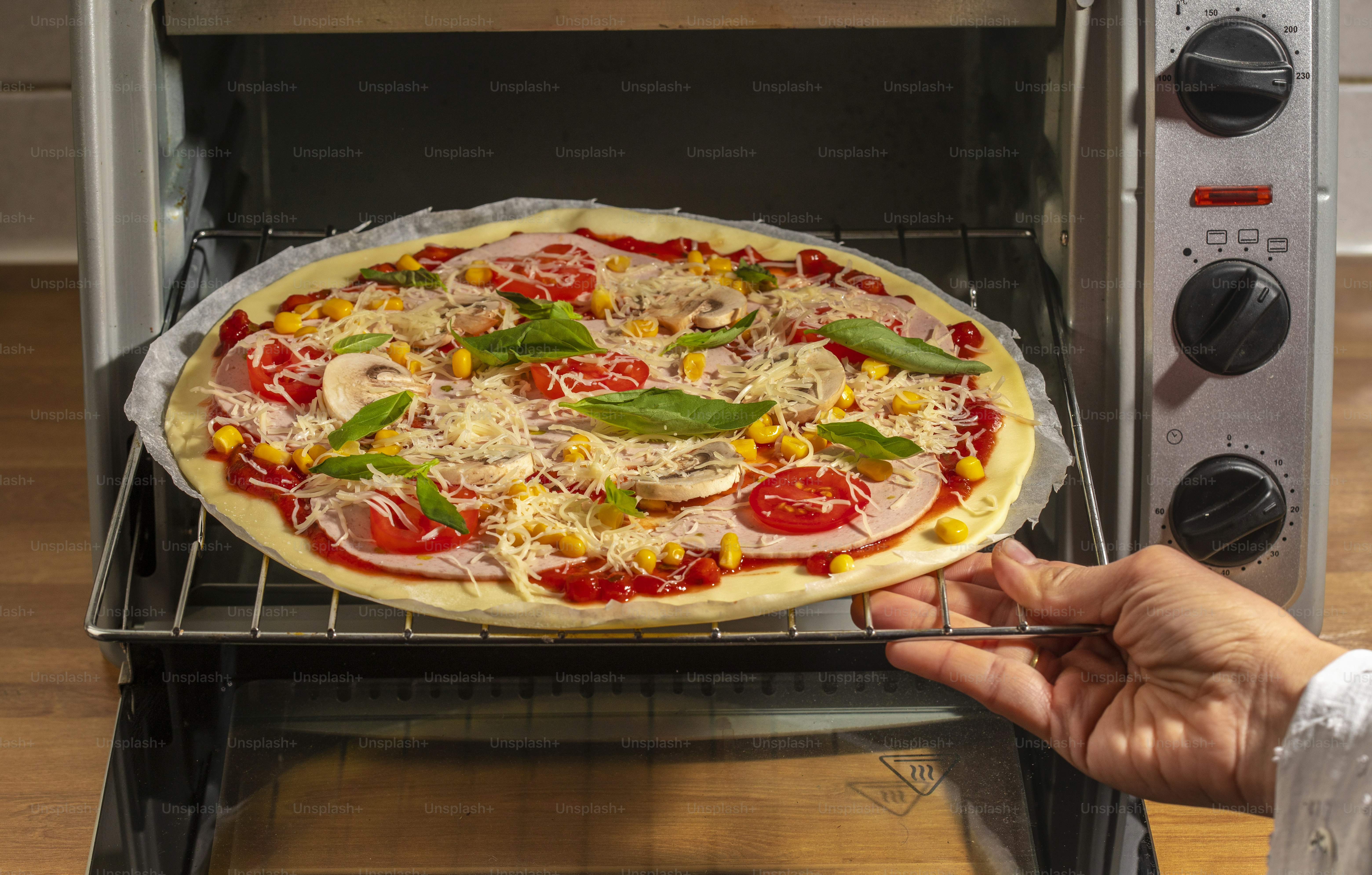 Una persona está sacando una pizza del horno