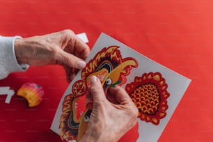 uma pessoa segurando um cartão com uma imagem de um dragão nele