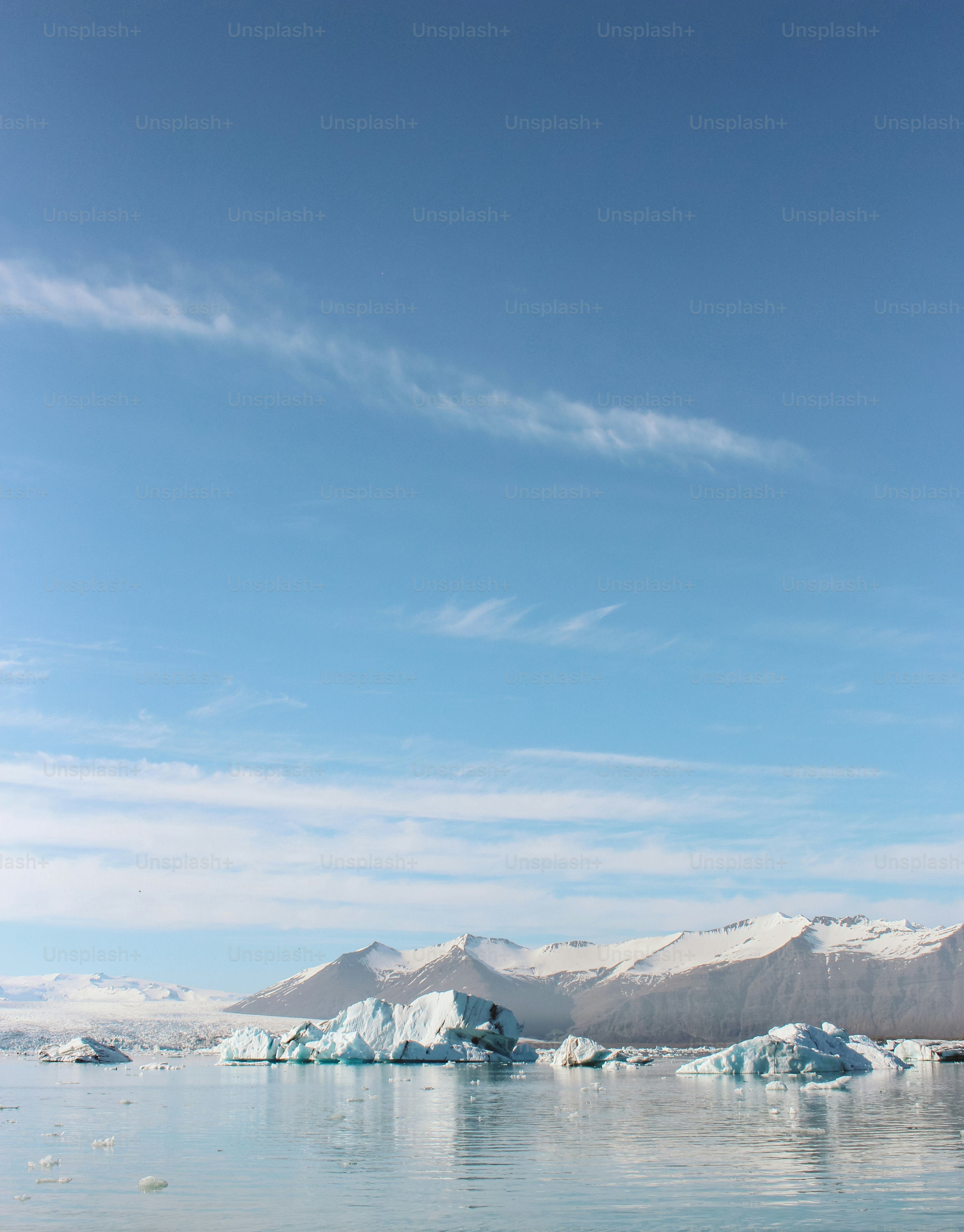 un grand plan d’eau entouré de montagnes