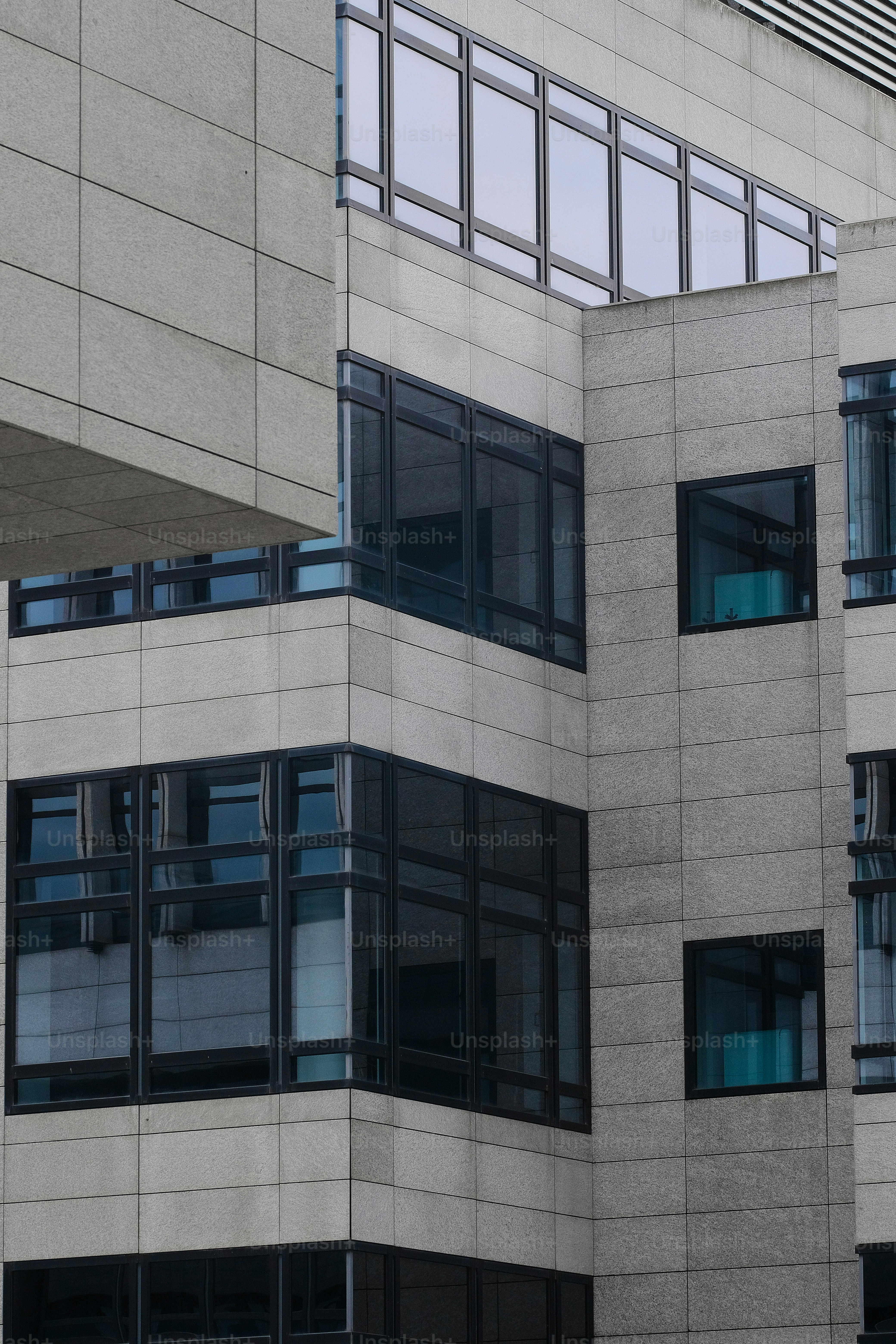 側面に時計がある大きな建物