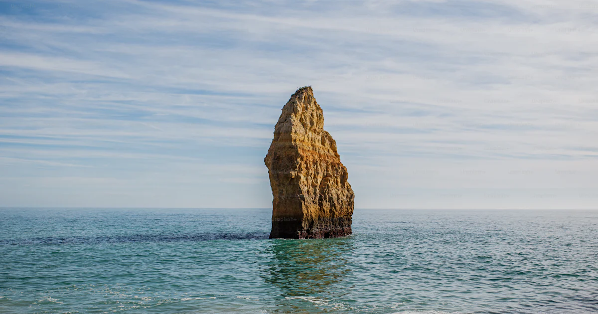 Gran Roca Una gran roca que sobresale del océano foto – Imagen de Vista natural ...