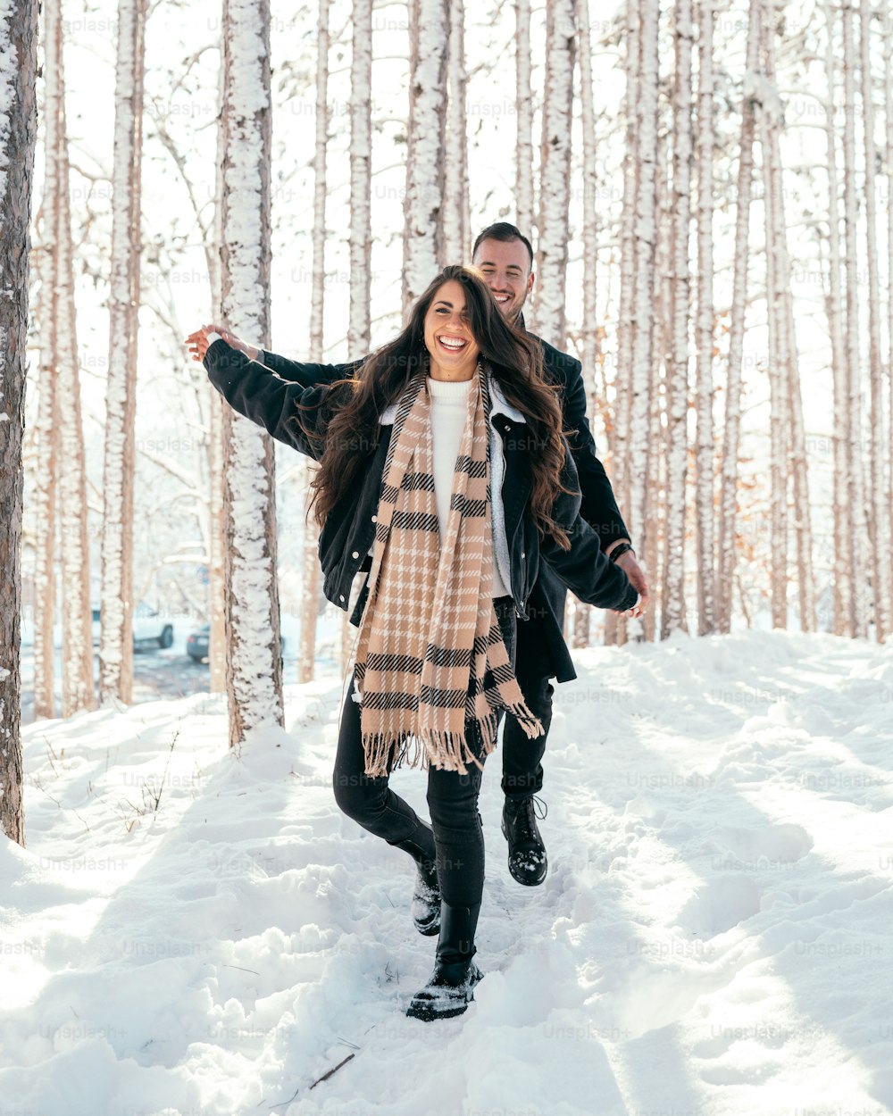 男と女が雪の中を歩いている