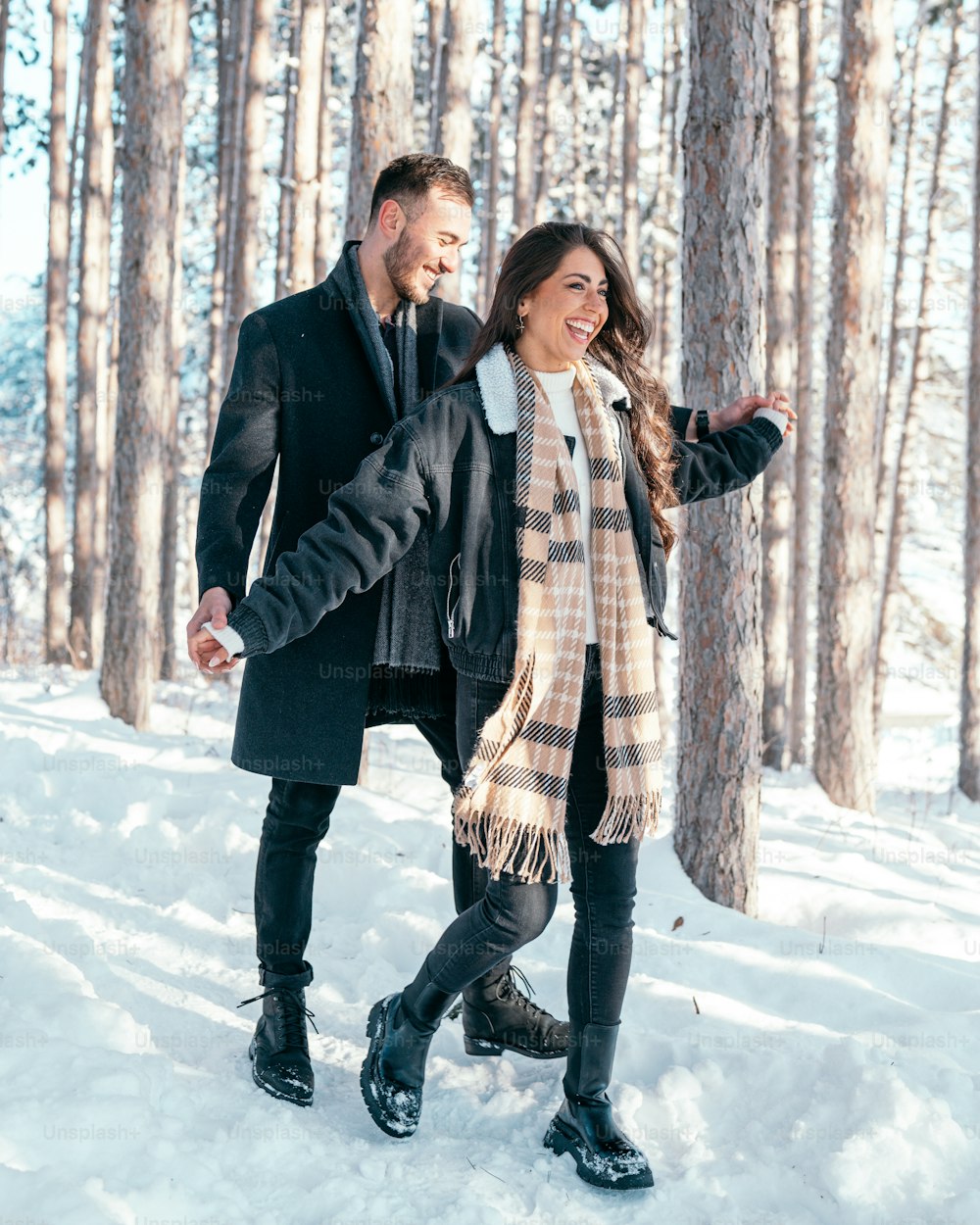 Ein Mann und eine Frau laufen durch den Schnee