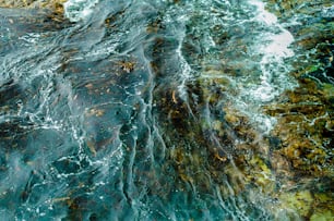 um close up de uma onda em uma rocha